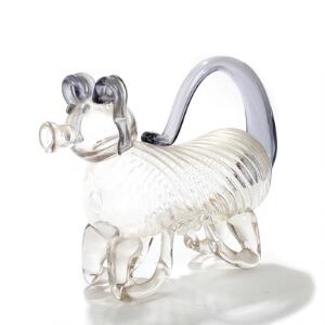 Snapsehund af glas med røgfarvede øre og hale. Ca. 1900. H. 20. L. 25.
