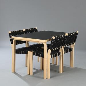 Alvar Aalto Spisestue af birk bestående af rektangulært bord med top af sort linoleum. Samt fire stole med sorte gjorde i sæde og ryg. 5