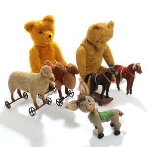 Steiff kamel og får på hjul, to legetøjsheste, den ene på hjul, æsel samt to bamser. 20. årh.s begyndelse. H. 25 og 28. Bamser H. 65 og 61. 7