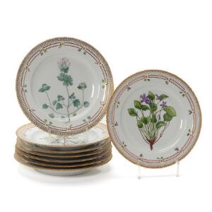 Flora Danica - otte tallerkener af porcelæn, dekoreret i farver og guld. 3549. Royal Copenhagen. Diam. 25,5-26 cm. 8