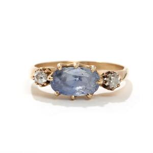 Safir- og diamantring af 14 kt. guld, prydet med oval facetsleben safir, flankeret af to gammelslebne diamanter. Str. 56. Ca. 1940erne.