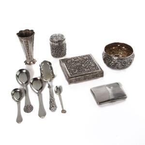 Samling diverse sølv og sterlingsølv bestående af bestik, serveringsdele, skål, æsker mm. Vægt 2085 gr. eksl. dele med stål. 26