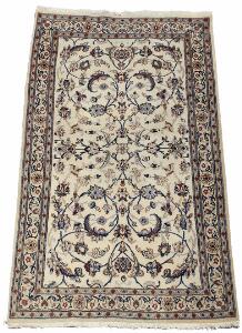 Nain tæppe, prydet med klassisk gentagelsesmønster på lys bund. Persien. Ca. 2000. 208 x 125.