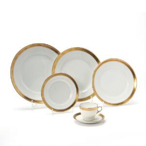Hvid guldkurv service af porcelæn dekoreret med guld. Royal Copenhagen. 54