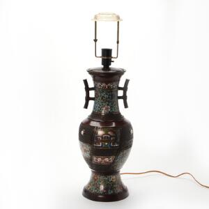 Kinesisk lampe af bronze med cloisonne i farver. Ca. 1900. H. 68 cm inkl. montering.
