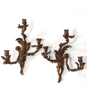 Et par nyrokoko lampetter af forgyldt bronze støbt med tre lysarme. 19. årh. H. 50 cm.
