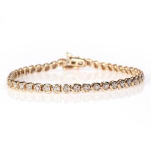 Diamantarmbånd af 9 kt. guld prydet med talrige brillantslebne diamanter. L. ca. 19 cm. Ca. 2007.