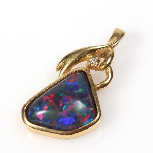 Opalvedhæng af 18 kt. guld prydet med cabochonslebet opal. L. ca. 2 cm. Ca. 2006.