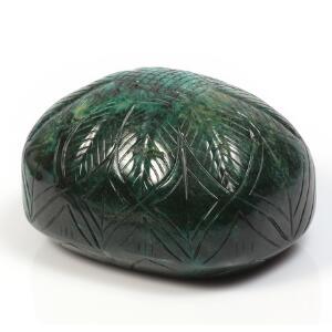 Stor uindfattet, oval cabochon smaragd, prydet med udskæringer. Ca. 14 x 8 x 11 cm. Vægt ca. 2650 gr. 2012.