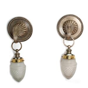 Par lampetter af forsølvet metal, monteret med skærme af glas. Ca. 1930. H. 43. D. 17. 2