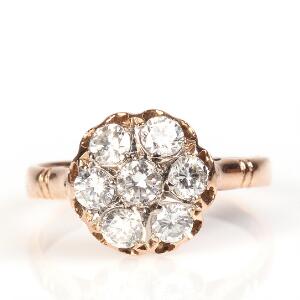 Diamantring af 14 kt. pink guld prydet med brilliantslebne diamanter. Str. 53. Ca. 1999.