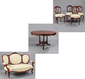 Nyrococo salon af mahogni, prydet med skæringer, bestående af sofa, et sæt på fire stole samt rundt søjlebord. 19. årh. 6