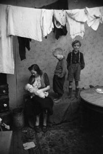 Timeout - Historical press photo A. E. Andersen, 1944. Kvinde med 3 børn, Copenhagen.