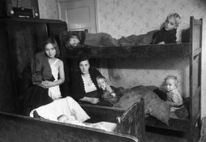 Timeout - Historical press photo A. E. Andersen, 1949. Kvinde med 6 børn, Copenhagen.