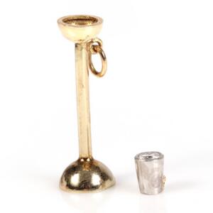 Smykkesæt af 14 kt. guld og hvidguld bestående af jordemoder stetoskop samt indfattet brillantslebet diamant. L. 2,5 cm. 2