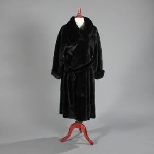 Utzon Vendbar frakke af black velvet minkpels, syet med stor krave, indstiklommer og bælte i taljen. Str. 38. L. midt bag 115. 2007.