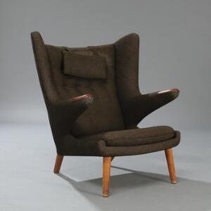 Hans J. Wegner Bamsestol. Lænestol med negle af teak, ben af eg. Sider, sæde samt dybthæftet ryg betrukket med brunnistret uld. Model AP 19.