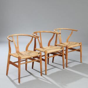 Hans J. Wegner Y-stolen. Et sæt på tre armstole med stel af eg. Sæde med flettet papirgarn. Model CH 24. 3