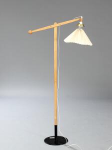 Vilhelm Wohlert Standerlampe af eg med justérbar arm, monteret på fod af sortlakeret metal, med plisseret skærm. Model 325.