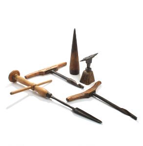 Værktøj af træ og jern bestående af armbolt, ters samt tre bor. 19.-20. årh. L. 30,5-92. 5