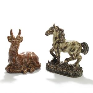 Knud Kyhn Liggende hjort og hest. To figurer af stentøj, Kgl. P., dekorerede med sung glasur. Sign. monogram, nr. 21370 og 21375. H. 26 og 31. 2