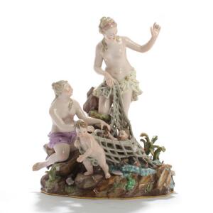 Tritons tilfangetagelse. Figurgruppe af porcelæn, Meissen, dekoreret i overglasurfarver og guld. H. 31.