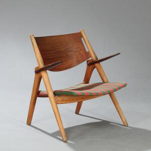 Hans J. Wegner Savbukkestolen. Armstol af teak og og. Sæde betrukket med rød- og grønstribet stof. Model CH-28. Udført hos Carl Hansen  Søn.