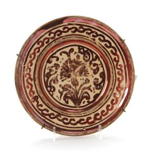 Hispano-Maurisk assiet af fajance dekoreret med lystre glasur. 17. årh. Diam. 16 cm.