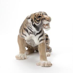 Lauritz Jensen Snerrende tiger figur af porcelæn, dekoreret i underglasurfarver. 1712. Bing og Grøndahl. H. 19 cm. L. 33 cm.