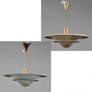 Dansk design A-lampen. Et par pendler af kobber og messing. Model A 56. Udført hos Louis Poulsen i 1930erne. H. 60. Diam. 56. 2