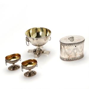 Samling sølv bestående af empire kandisskål og et par saltkar samt tedåse af pletsølv. 18.-19. årh. Vægt 400 gr. sølv H. 5,5-11 cm. 4