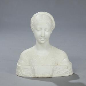 Buste af hvid marmor italiensk renaissance form. Buste af hvid marmor i form af renaissance kvinde. 1920. årh. H. 48 cm.