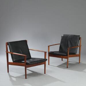 Grete Jalk Et par hvilestole, løse hynder i sæde og ryg betrukket med sort skind. Model 56. 2
