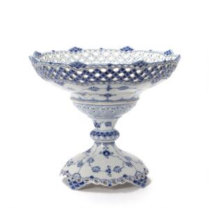 Musselmalet helblonde opsats af porcelæn dekoreret i underglasur blå. Royal Copenhagen nr. 1101. H. 24 cm.