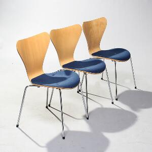 Arne Jacobsen Syveren. Sæt på tre stole af formbøjet bøge-krydsfinér, sæde polstret med blå uld. Udført hos Fritz Hansen, 1995. 3