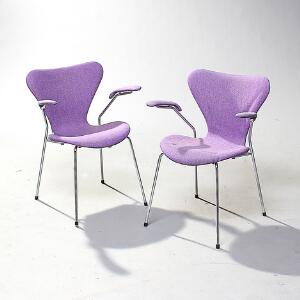 Arne Jacobsen Syveren. Et par armstole med stel af blankformkromet stål. Sæde, ryg samt armlæn betrukket med nistret lilla uld. 2