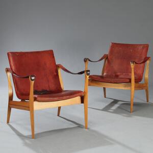Karen og Ebbe Clemmensen Et par armstole af ask. Sæde, ryg samt armlæn betrukket med patineret rødbrunt skind. 2
