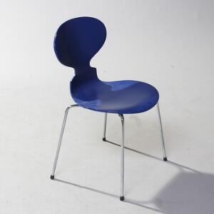 Arne Jacobsen Myren. Et par spisestole med firbenet stel af forkromet stål, sæde og ryg af formbøjet bøg samt mørkeblåt træ. 2