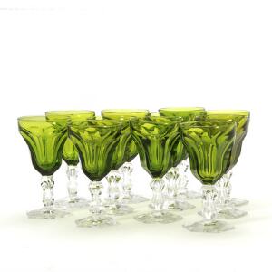 Lalaing glasbesætning bestående af 11 grønne hvidvinsglas. Danmark, 20. årh. H. 13 cm. 11