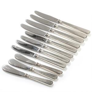 Olympia. 4 middagsknive, 4 frokostknive og 4 smørknive med skafter af sølv, Cohr. 12