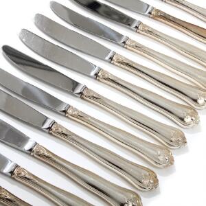 Saksisk. 12 middagsknive og kagekniv med skafter af sølv, Cohr. 13