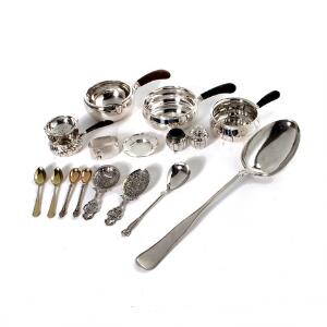 Samling diverse sølv bestående af kasseroller, smørnæb, skeer mm. Vægt 1420 gr. inkl. dele med træhåndtag. 32