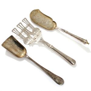 Tre dele serveringsbestik af sølv. Mestre V. Kristensen 1875 og 1886 samt R. Jensen 1872 Vægt ca. 370 gr. 3