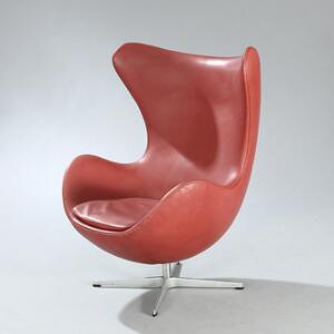 Arne Jacobsen Ægget. Hvilestol på firpasfod af aluminium, stamme af stål, betrukket med rødt farvet skind. Udført hos Fritz Hansen.