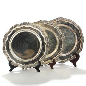 Tre dækketallerkener af sølv. Dansk arbejde 20. årh. Vægt ca. 1345 gr. Diam. 17-18. 3