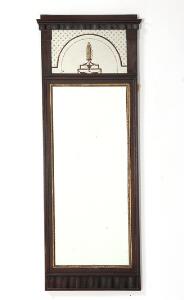 Empire spejl i ramme af guldstafferet mahogni, øverste spejlglas med dekoration.  19. årh.s begyndelse. H. 131. B. 51.