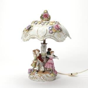 Tysk bordlampe af porcelæn dekoreret i farver og med pousserede blomster. 20. årh. H. 49 cm.