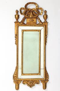 Louis XVI spejl i ramme af forgyldt træ med kant af spejlglad, udskåret med gennembrudt sløjfe og vaser. 18. årh.s slutning. H. 156. B. 64.