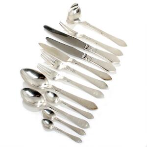 Georg Jensen Antik. Hammerslået bestik af sterlingsølv, bestående af 62 dele. Georg Jensen, 1945-1951. 62