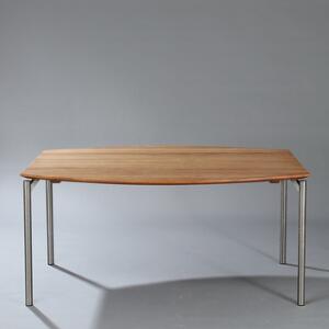 Dansk møbeldesign Spisebord af massivt nøddetræ opsat på ben af børstet stål. H. 71. L. 150. B. 120.